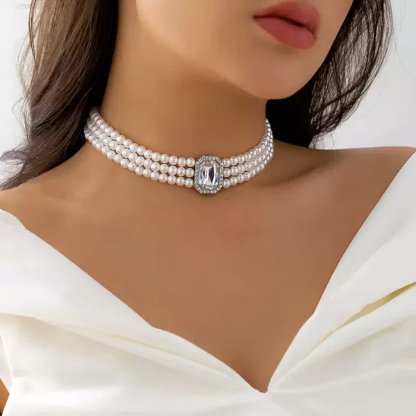 ⁦طقم مجوهرات نسائي أنيق من ثلاث قطع بتصميم الؤلؤ⁩ - الصورة ⁦4⁩